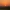 Sonnenuntergang über Feldern und sanften Hügeln, der Himmel leuchtet orange-rot.