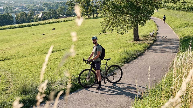 Jobradler geniesst die Aussicht über Freiburg