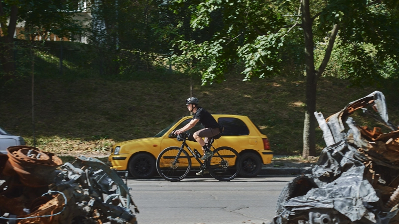 Fahrradheld Anton radelt in der Ukraine, Kriegstrümmer liegen an der Straße
