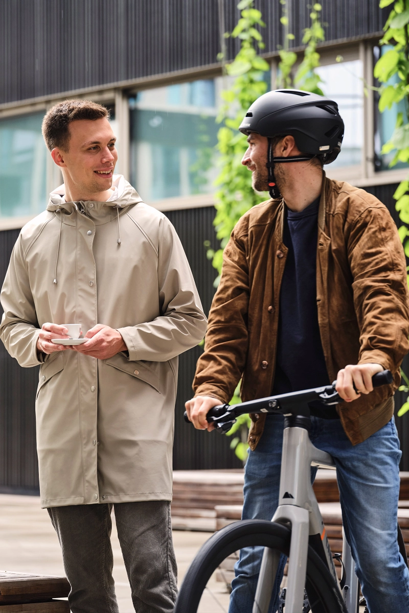JobRad-Mitarbeiter am Campus mit Fahrrad und Kaffee