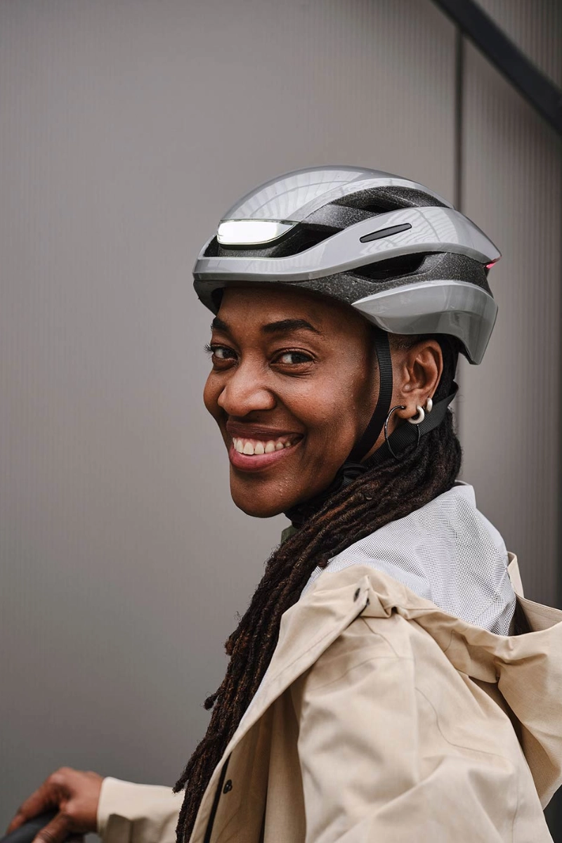 Jobradlerin mit Helm blickt in die Kamera