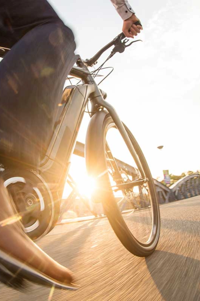 Ein Radfahrer auf dem Fahrrad fährt bei Sonnenuntergang