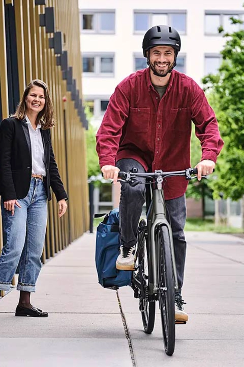 JobRadler fährt los Frau blickt hinterher