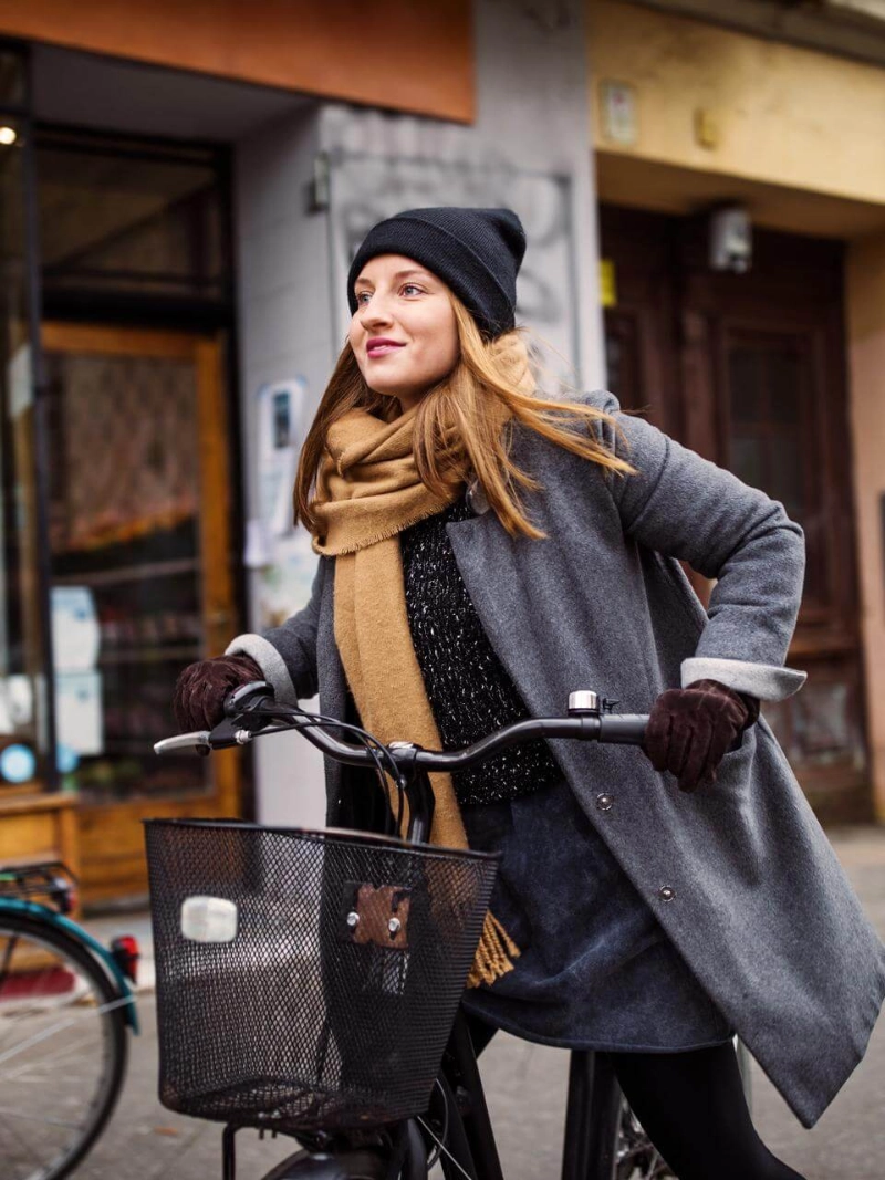 JobRadlerin im Winter in der Stadt JobRadlerin im Winter in der Stadt