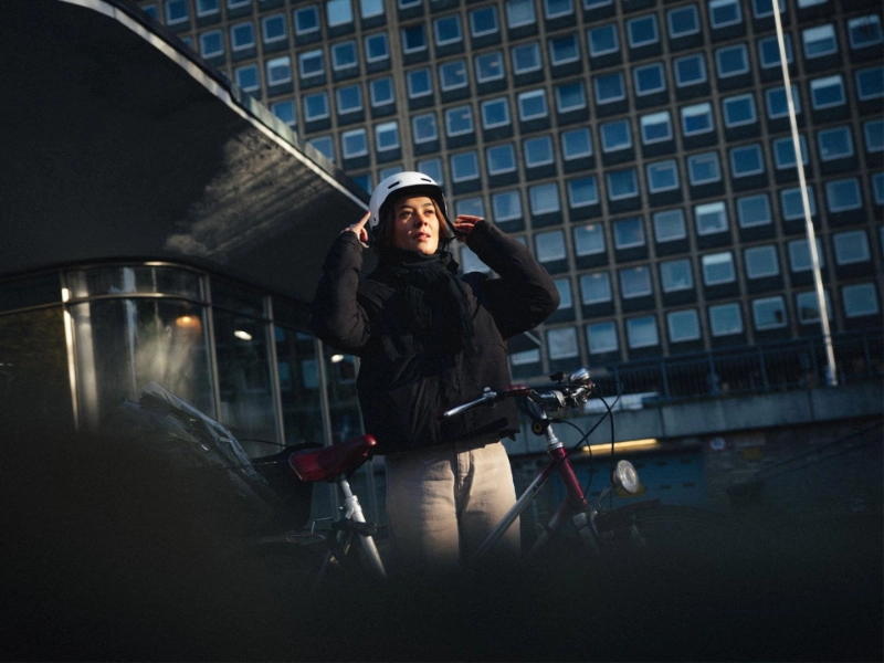 Frau setzt Helm auf in der Nacht