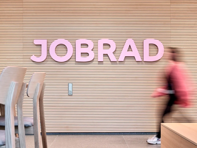 jobrad Logo in rosa auf Holz in Jobrad campus