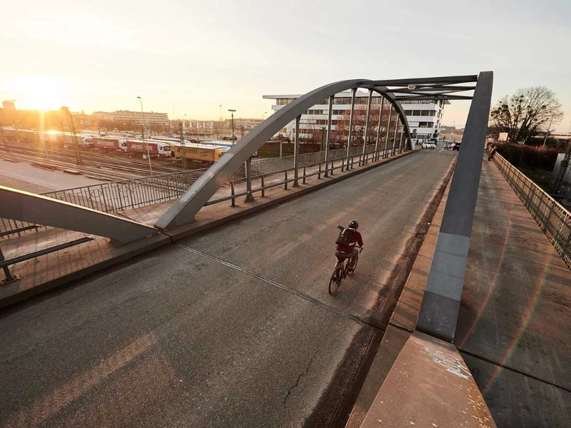 Radler auf der Blauen Brücke in Freiburg im Sonnenuntergang Radler auf der Blauen Brücke in Freiburg im Sonnenuntergang