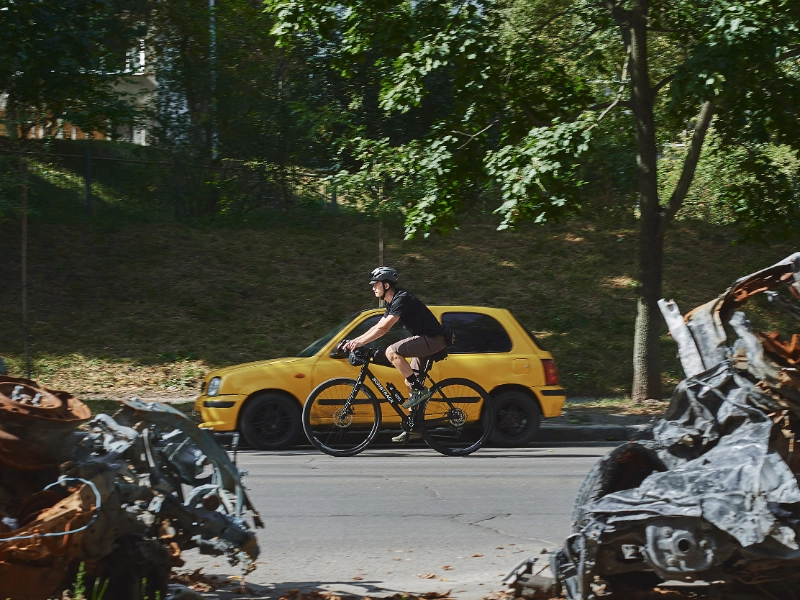 Fahrradheld Anton radelt in der Ukraine, Kriegstrümmer liegen an der Straße