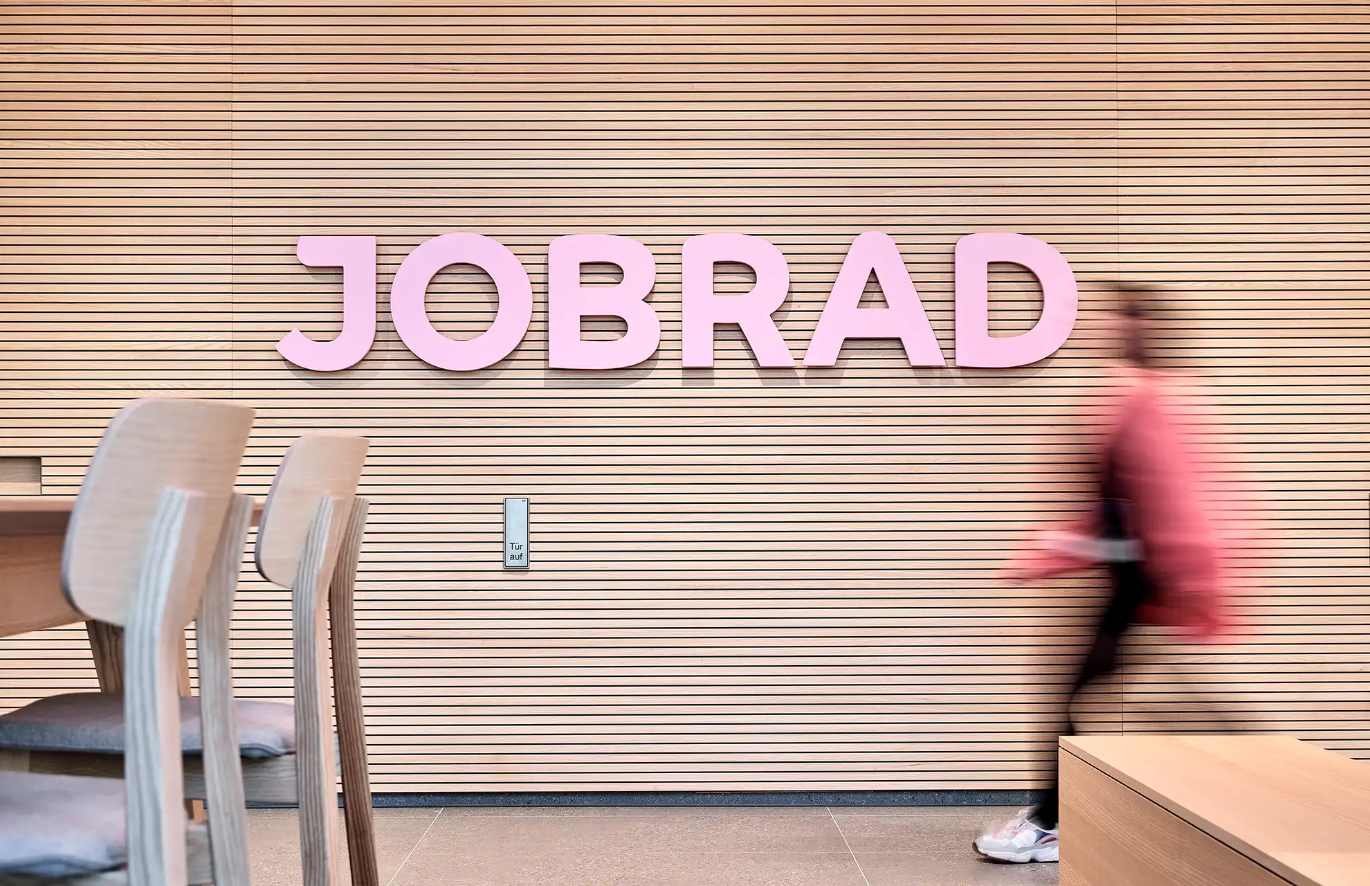 jobrad Logo in rosa auf Holz in Jobrad campus