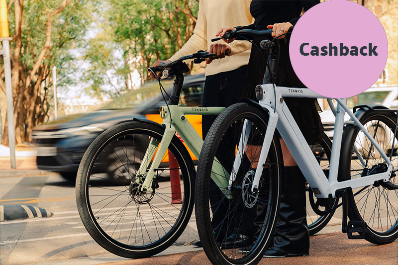 ZWei Tenways Bikes in urbaner Atmosphäre. Im rosa Kreis in der rechten oberen Ecke das Wort "Cashback"