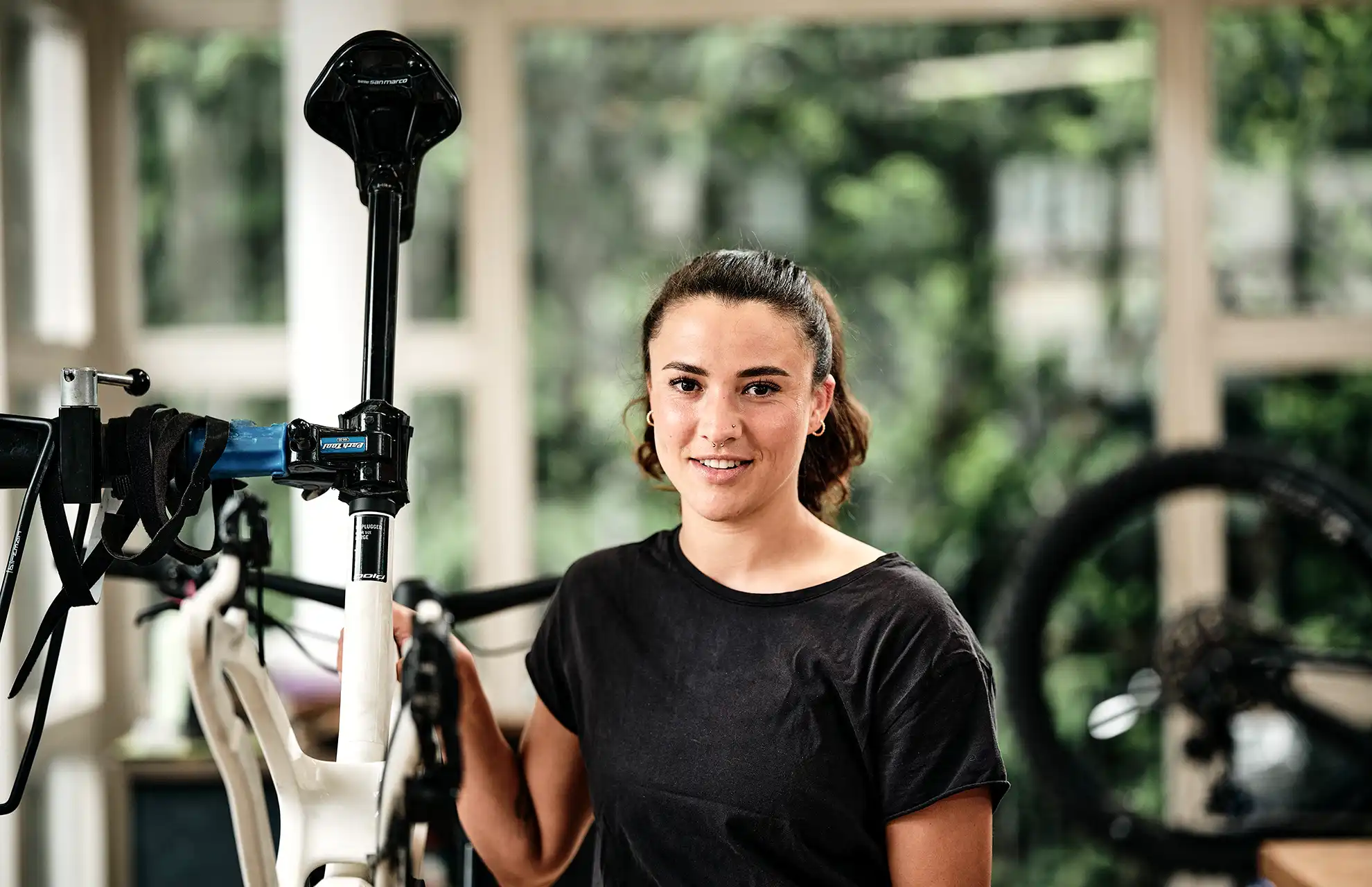 Mechanikerin montiert Dienstrad